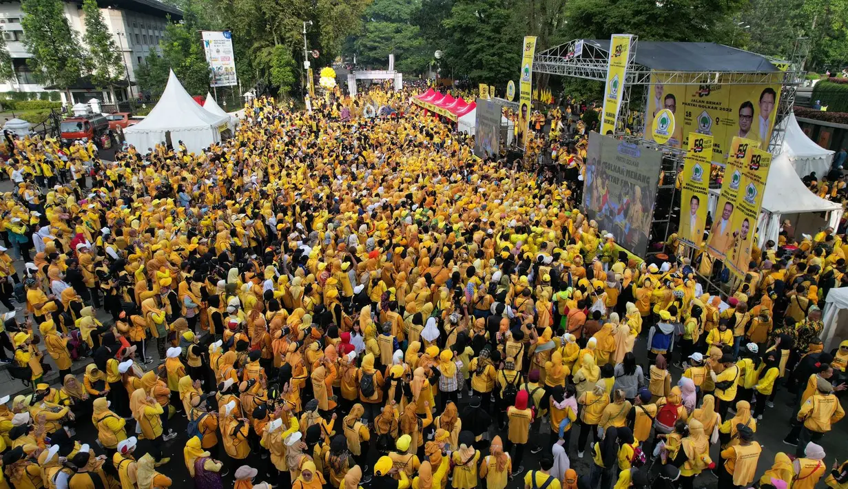 Warga berkumpul mengikuti kegiatan jalan sehat yang digelar DPD Partai Golkar Jawa Barat dan DPD Partai Golkar Kota Bandung di Area Lapangan Gasibu Jl. Diponegoro Bandung, Minggu (16/10/2022). Sedikitnya 138 ribu warga di berbagai kota dan Kabupaten di Jawa Barat, Minggu (16/10/2022) mengikuti Jalan Santai dalam rangka HUT Partai Gokar ke-58. (Foto:Dok Golkar)