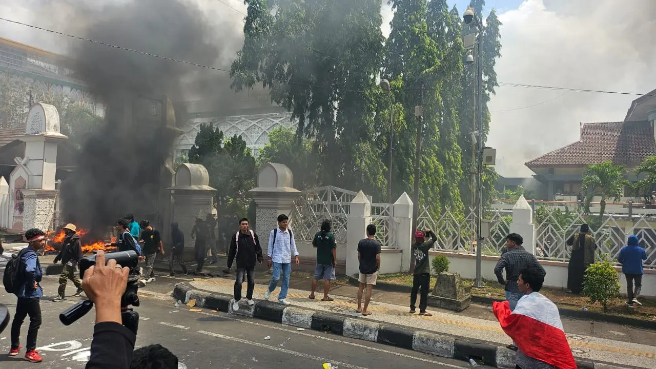 Kerusuhan saat demo di Mataram, NTB