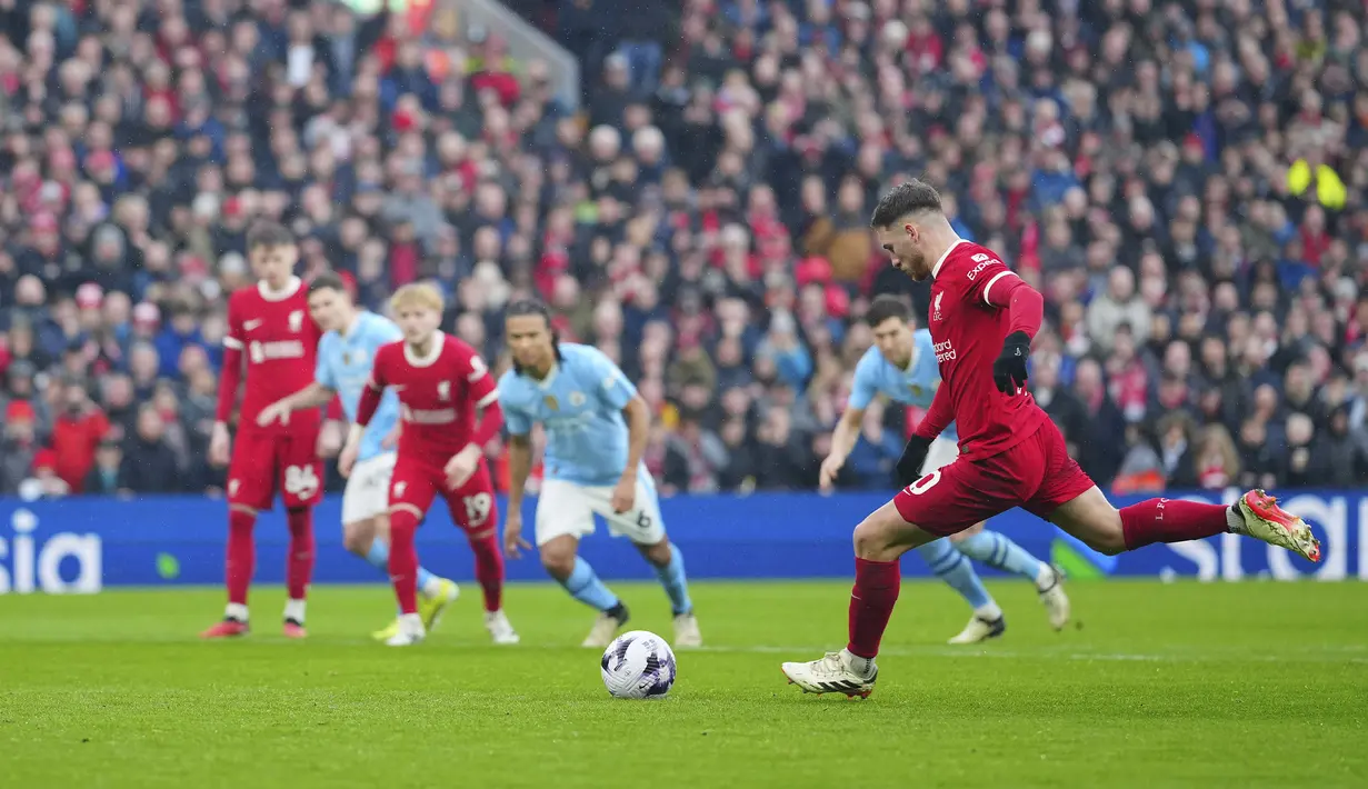 Gelandang Liverpool, Alexis Mac Allister mencetak gol penyeimbang 1-1 ke gawang Manchester City melalui eksekusi penalti pada laga pekan ke-28 Premier League 2023/2024 di Anfield Stadium, Liverpool, Minggu (10/3/2024). (AP Photo/Jon Super)