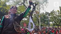 Ratusan pengemudi ojek online melakukan aksi di depan Balai Kota Jakarta, Rabu (8/2/2023). Dalam aksinya, mereka menolak penerapan jalan berbayar atau electronic road pricing (ERP) diterapkan di Jakarta. (Liputan6.com/Angga Yuniar)