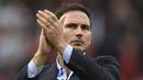 Pelatih Chelsea, Frank Lampard menyapa para suporter usai pertandingan melawan Manchester United pada pertandingan perdana Liga Inggris di Old Trafford  (11/8/2019). MU menang telak 4-0 sekaligus menjadi mimpi buruk bagi debut Frank Lampard bersama Chelsea. (AFP Photo/Oli Scarff)