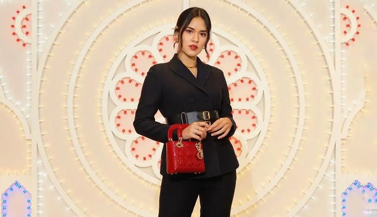 Outfit warna hitam memang jadi solusi untuk tampil simple tapi elegan. Lihat saja potret Raisa ini. Jangan lupa tambahkan belt agar gaya makin kece. (Instagram/raisa6690).