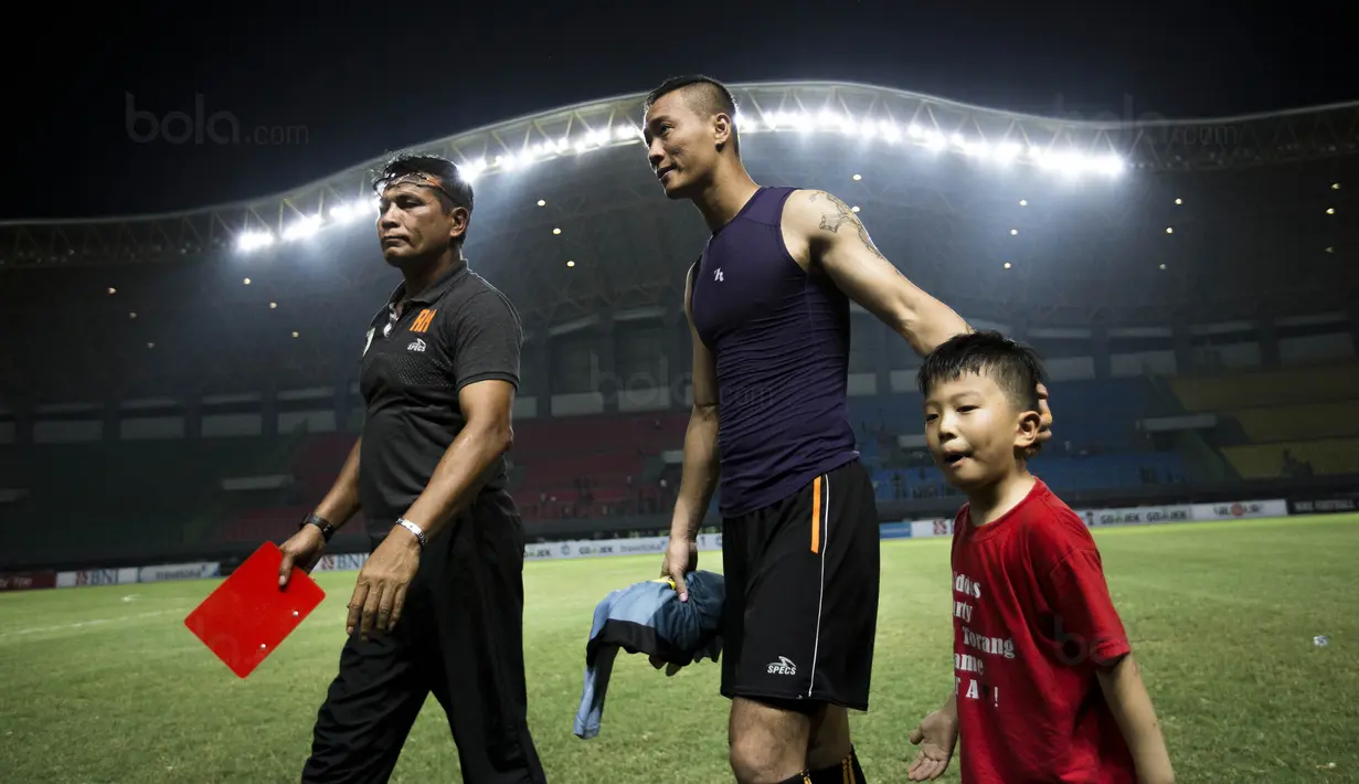 Kiper Persipura, Yoo Jae-hoon, tampak kecewa usai kalah dari Bhayangkara FC pada laga Liga 1 Indonesia di Stadion Patriot, Bekasi, Sabtu (9/9/2017). Bhayangkara FC menang 2-1 atas Persipura. (Bola.com/Vitalis Yogi Trisna)