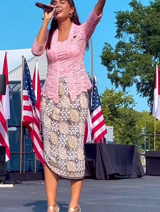 Penampilan manis Aurelie Moeremans di acara ini juga menarik untuk disorot. Ia mengenakan padu padan kebaya dan kain batik. [Foto: Instagram/aurelie]