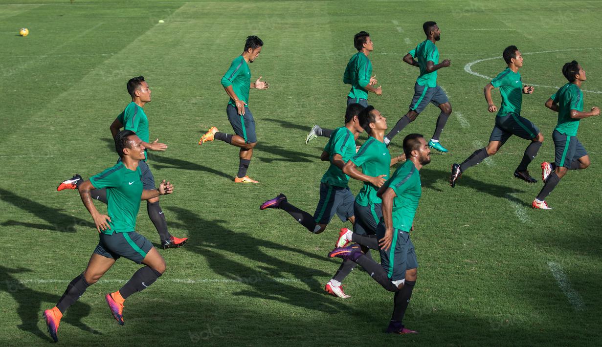Para pemain Timnas Indonesia berlatih ringan dengan lari santai jelang laga final Piala AFF 2016. (Bola.com/Vitalis Yogi Trisna)