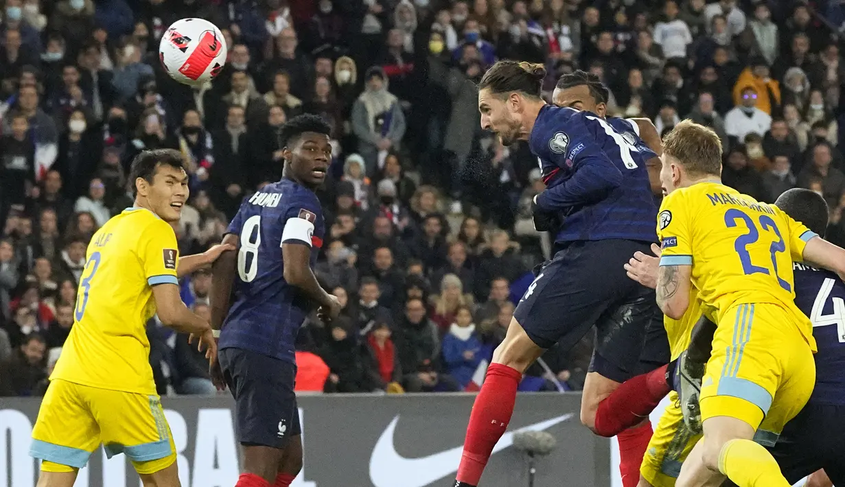 Pada menit ke-75 Adrien Rabiot berhasil membawa Prancis unggul 6-0. Sundulannya usai menerima umpan sepak pojok Antoine Griezmann bersarang di bagian atas gawang Kazakhstan. (AP/Michel Euler)