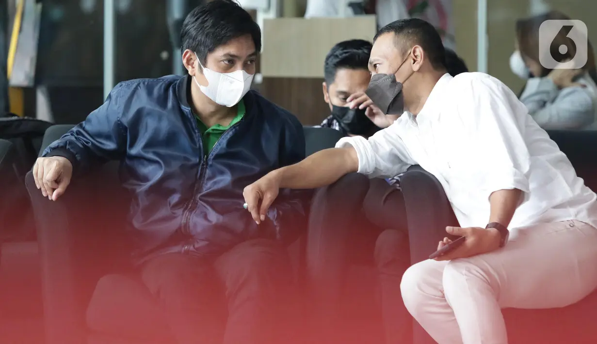 <p>Bupati Tanah Bumbu periode 2010-2015 dan 2016-2018, Mardani H. Maming (kiri) sesaat sebelum menjalani pemeriksaan di Gedung KPK, Jakarta, Kamis (28/7/2022). Sebelumnya, KPK menetapkan Mardani H Maming masuk dalam Daftar Pencarian Orang (DPO) terkait kasus dugaan suap dan gratifikasi izin usaha pertambangan di Kabupaten Tanah Bumbu, Kalimantan Selatan. (Liputan6.com/Helmi Fithriansyah)</p>