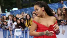 Penyanyi yang juga aktris, Rihanna saat menghadiri pemutaran perdana film 'Valerian and the City of Thousand Planets' di London, Senin (24/7). Penyanyi berusia 29 tahun itu mengenakan gaun merah menakjubkan dari Giambattista Valli. (Joel Ryan/Invision/AP)