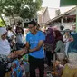 Bakal calon gubernur DKI Jakarta Sandiaga Uno menyapa warga Meruya Utara, Jakarta, Minggu (15/5/2016). Sandi terus mengunjungi warga Jakarta untuk bersosialisasi dan mengenalkan diri. (Liputan6.com/Faizal Fanani)