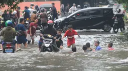 Banjir yang terjadi akibat luapan kali Sekretaris menyebabkan kemacetan lalu lintas. (merdeka.com/Arie Basuki)