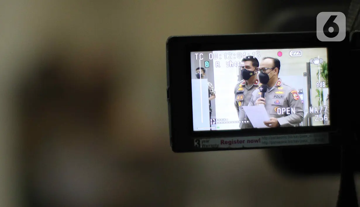 Kadiv Humas Polri Irjen Pol Dedi Prasetyo memberikan keterangan pers tentang pemeriksaan tersangka Putri Candrawathi dalam kasus dugaan pembunuhan berencana terhadap Brigadir J alias Nofriansyah Yosua Hutabarat, di Bareskrim, Mabes Polri, Jakarta, Jumat (26/8/2022). Pemeriksaan terhadap Putri Candrawathi, istri Irjen Ferdy Sambo, dihentikan sementara setelah berlangsung selama sekitar 12 jam lebih. (Liputan6.com/Herman Zakharia)