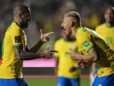 Penyerang Brasil Richarlison berselebrasi dengan Dani Alves setelah mencetak gol keempat timnya ke gawang Bolivia dalam lanjutan Kualifikasi Piala Dunia 2022 zona CONMEBOL di Stadion Olimpiade Hernando Siles, Rabu (30/3/2022) pagi WIB. Brasil menang mudah atas Bolivia 4-0. (AP Photo/Juan Karita)