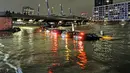 Mobil-mobil Mobil-mobil berdiri di air setelah badai 'Nadia' menyapu Hamburg, Jerman utara, Minggu (30/1/2022). Badan Prakiraan Cuaca Jerman sebelumnya sudah memperingatkan bahaya angin topan di wilayah utara negara itu. (Steven Hutchings / dpa / AFP)