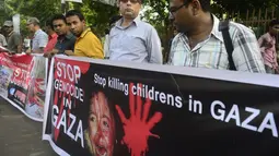 Aktivis sosial Bangladesh dan anggota partai politik sayap kiri memprotes serangan Israel yang sedang berlangsung di Gaza, di Dhaka pada tanggal 14 Juli 2014 (AFP PHOTO / Munir uz ZAMAN)