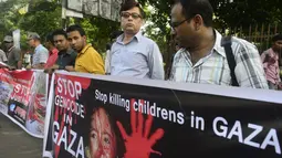 Aktivis sosial Bangladesh dan anggota partai politik sayap kiri memprotes serangan Israel yang sedang berlangsung di Gaza, di Dhaka pada tanggal 14 Juli 2014 (AFP PHOTO / Munir uz ZAMAN)