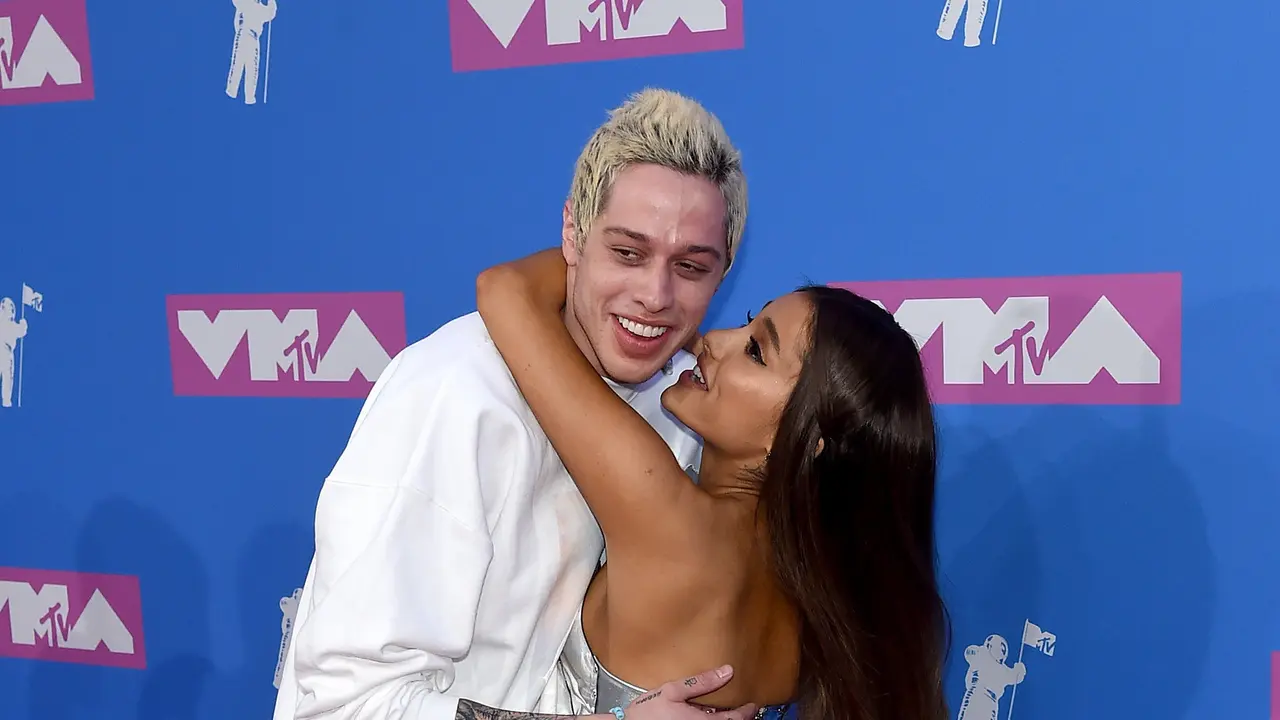 [Bintang] Pete Davidson - Ariana Grande