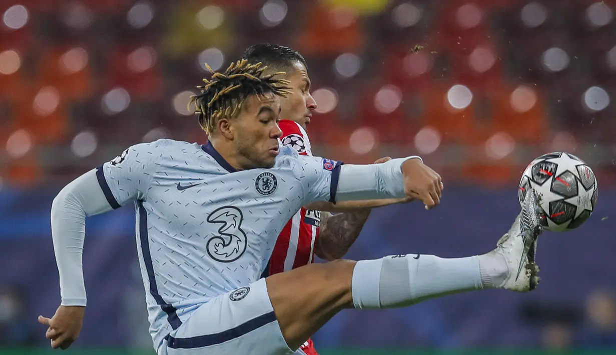 Bek Chelsea, Reece James berebut bola dengan bek Atletico Madrid, Mario Hermoso pada leg pertama babak 16 besar Liga Champions 2020/2021 di Arena Nationala, Bucharest, Rumania, Rabu (24/2/2021) dini hari WIB.  Chelsea sukses menumbangkan Atletico Madrid dengan skor tipis 1-0. (AP Photo/Vadim Ghirda)