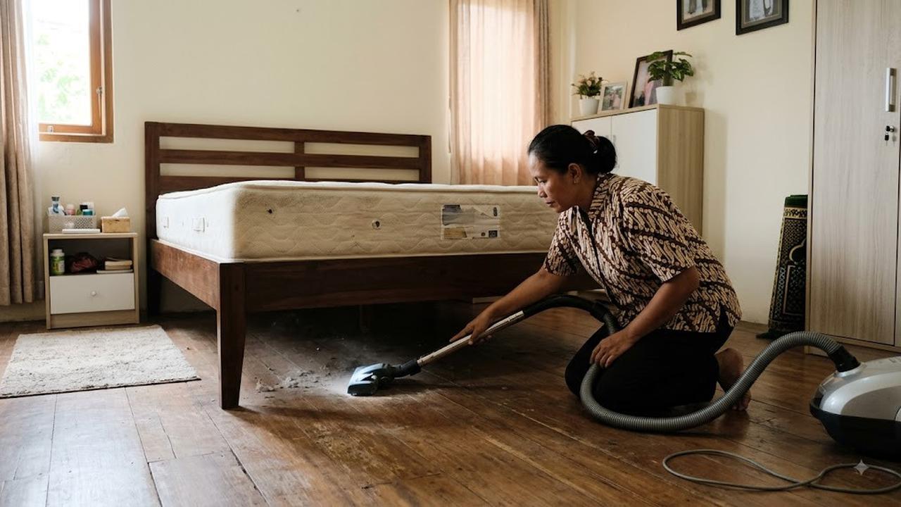 Bersihkan Bagian Sekitar Tempat Tidur