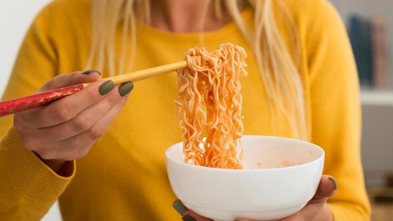 Ilustrasi Makan Mie