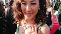 Michelle Yeoh pemeran Eleanor Young mengenakan cincin zamrud di film Crazy Rich Asians pada Golden Globes 2019. Sumber foto: Akun instagram @michelleyeoh_fan_page.