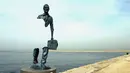 Patung ini menggambarkan hanya sebagian dari tubuh manusia saja. Patung yang diberi nama 'Les Voyageurs' ini terletak di Marseilles, Prancis. (youtube.com)