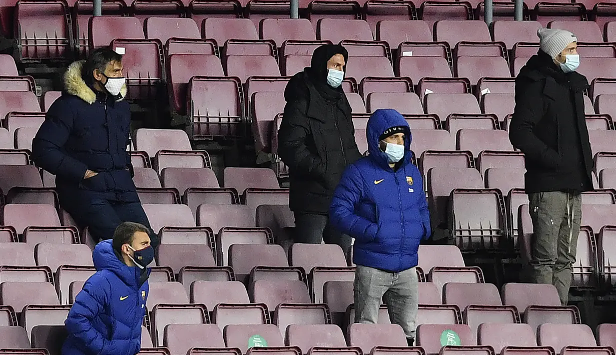 Striker Barcelona, Lionel Messi (belakang, tengah) yang tidak dimainkan, bersiap meninggalkan stadion usai berakhirnya laga lanjutan Liga Spanyol 2020/21 pekan ke-16 antara Barcelona melawan Eibar di Camp Nou, Selasa (29/12/2020). Barcelona bermain imbang 1-1 dengan Eibar. (AFP/Pau Barrena)