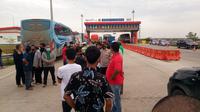 Para pemudik yang akan melintas di Tol Kramasan Ogan Ilir Sumsel harus memutar balik (Liputan6.com / Nefri Inge)