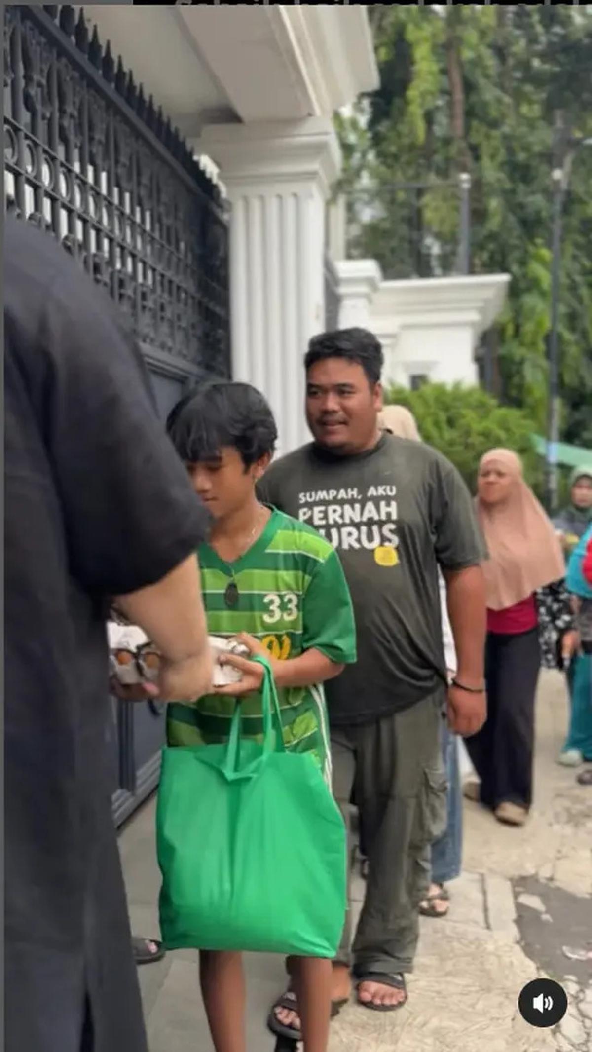 6 Potret Ivan Gunawan Bagi Sembako ke Tetangga, Indahnya Sedekah di Bulan Ramadan