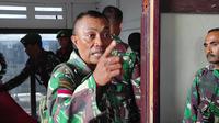 Ayah Prada Lucky, Sersan Mayor Christian Namo saat mendampingi jenazah anaknya dari Bandara El Tari Kupang. (Liputan6.com/Ola Keda)