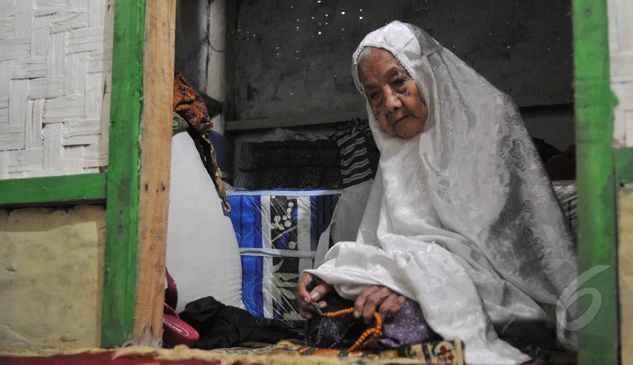 Anami, seorang nenek yang diduga berusia 140 tahun saat menunaikan shalat di rumahnya di Purwakarta, Jabar, Minggu (17/5). Nenek Anami akan mengikuti sayembara manusia tertua di dunia, dengan hadiah sekitar Rp13 miliar. (Liputan6.com/Herman Zakharia)