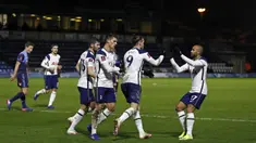 Para pemain Tottenham Hotspur merayakan gol pertama ke gawang Wycombe Wanderers yang dicetak gelandang Gareth Bale (9) dalam laga babak keempat Piala FA 2020/21 di Adams Park Stadium, Senin (25/1/2021). Tottenham Hotspur menang 4-1 atas Wycombe Wanderers. (AFP/Adrian Dennis)