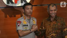 Pimpinan KPK Agus Rahardjo (kanan) dan Kapolri Jenderal Idham Azis (kiri) salam komando usai menggelar pertemuan tertutup di Gedung KPK, Jakarta, Senin (4/11/2019). Pertemuan membahas sinkronisasi antara Kepolisian dengan KPK. (merdeka.com/Dwi Narwoko)