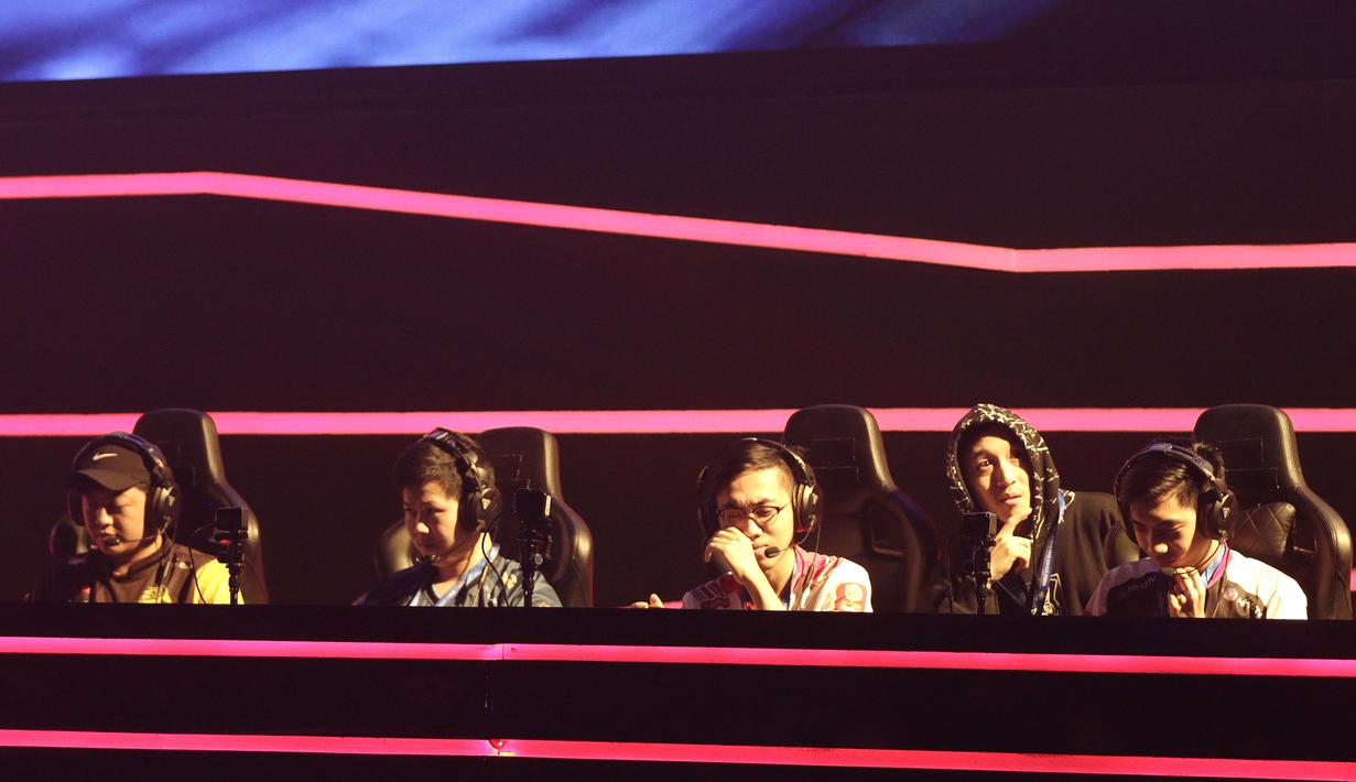 Tim All star Magic Academy bersiap menghadapi tim Moniyan pada Mobile Legends Bang Bang: All Star 2019 di Tenis Indoor Senayan, Jakarta, Sabtu (20/7). MLBB All Star Team dibagi menjadi 4 tim yang dipimpin pemain Onic eSports. (Bola.com/Yoppy Renato)