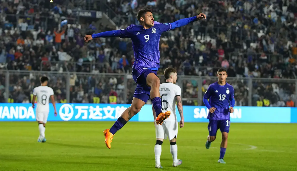 Pemain Argentina U-20, Alejo Veliz melakukan selebrasi setelah mencetak gol kelima ke gawang Selandia Baru U-20 pada laga lanjutan Grup A Piala Dunia U-20 2023 di San Juan Stadium, Argentina, Sabtu (27/05/2023) WIB. Argentina menang dengan skor 5-0. (AP Photo/Natacha Pisarenko)