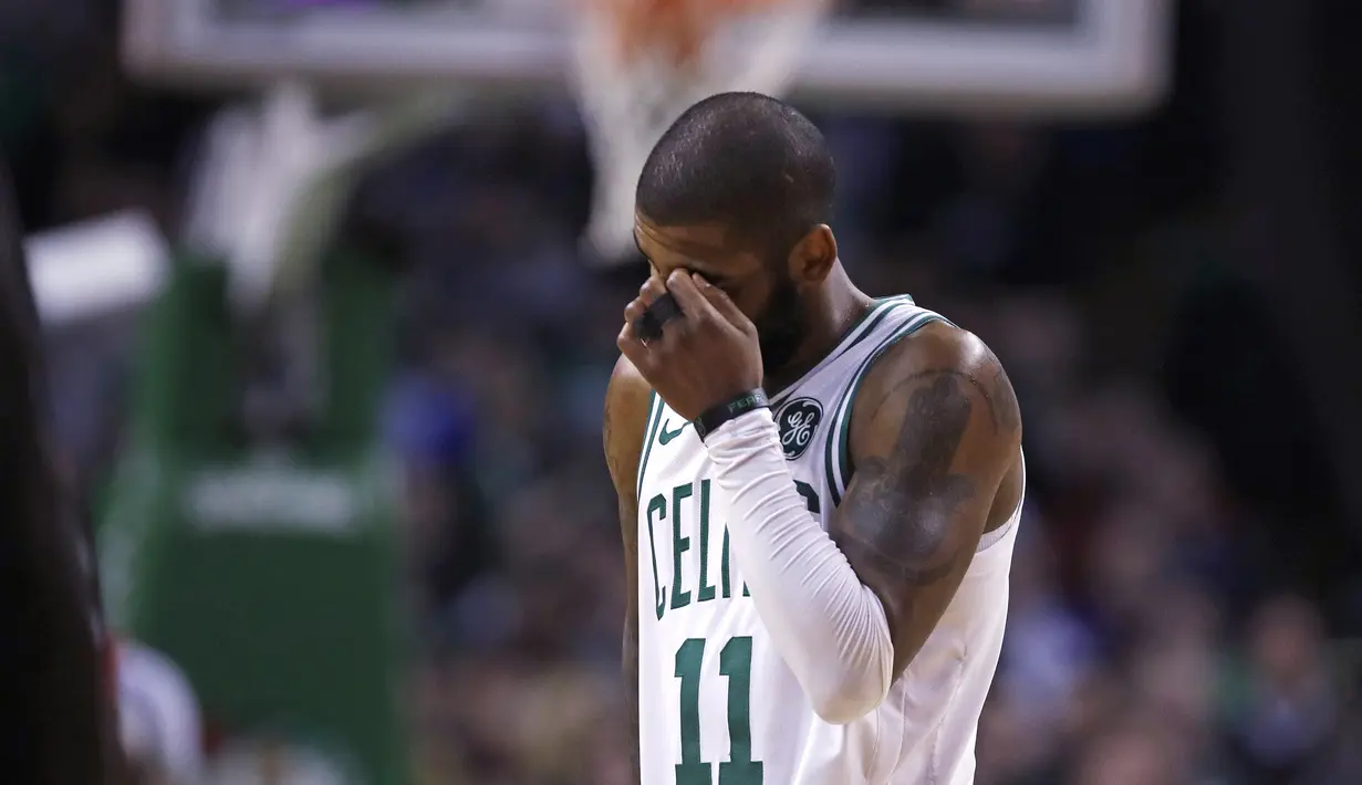 Pemain Boston Celtics, Kyrie Irving (11) kecewa setelah gagal mencetak poin saat melawan New Orleans Pelicans pada laga NBA basketball game di TD Garden, Boston, (16/1/2018). Celtics kalah 113-116. (AP/Charles Krupa)