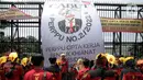 Puluhan elemen buruh menggeruduk gedung DPR RI, Jakarta, Selasa (10/1/2023). Dalam aksinya mereka menyuarakan penolakan terhadap Peraturan Pemerintah Pengganti Undang-Undang (Perppu) Cipta Kerja karena dinilai telah mengkhianati konstitusi. (Liputan6.com/Faizal Fanani)