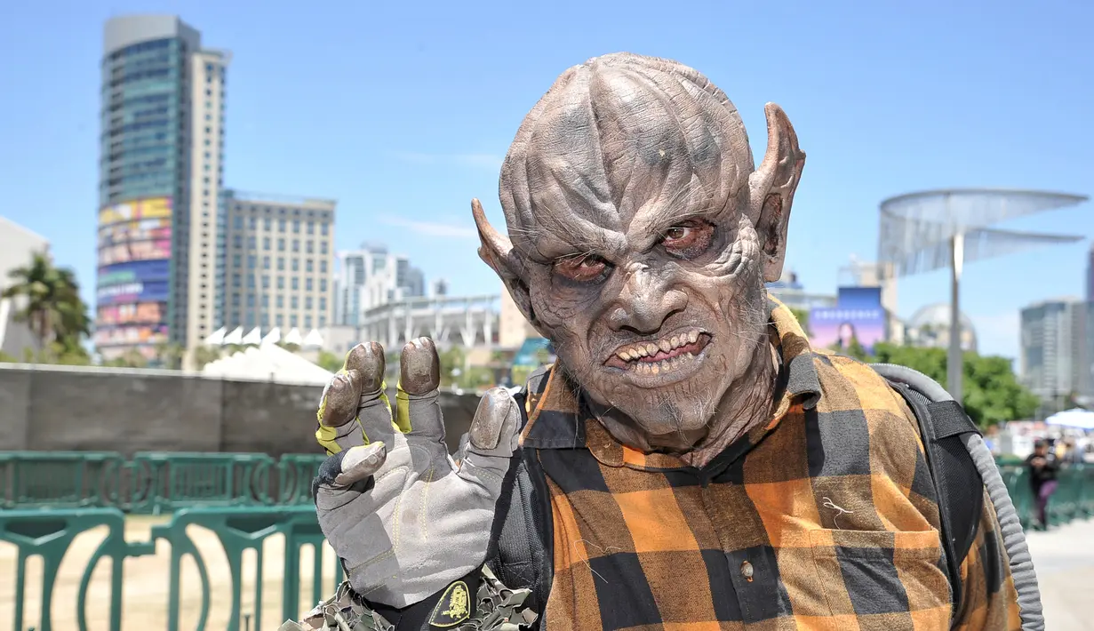 Peter Vasquez berpakaian seperti El Cucuy, Boogeyman dari Meksiko, saat menghadiri San Diego Comic-Con International 2019 di San Diego, California, Amerika Serikat, Kamis (18/7/2019). (Photo by Richard Shotwell/Invision/AP)