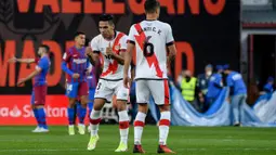 Radamel Falcao. Striker Kolombia berusia 36 tahun yang kini menjalani musim kedua bersama Rayo Vallecano ini memang belum mengemas 1 gol pun dari 3 laga awal Liga Spanyol musim 2022/2023. Namun pemain yang juga sempat menjadi andalan FC Porto, Atletico Madrid dan AS Monaco ini bisa saja menjadi kuda hitam untuk bersaing dengan para pemain gaek lainnya untuk menjadi pemain tertajam di Liga Spanyol musim 2022/2023 ini. (AFP/Oscar Del Pozo)