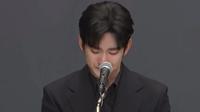 Kim Soo Hyun menangis saat menggelar konferensi pers. (dok. X@IrisBarryAllen)
