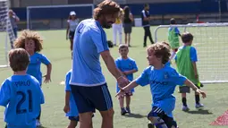 Kecerian Pirlo terlihat saat bermain dengan junior New York City FC di sebuah kamp di New York, AS (23/7/2015). Gelandang 36 tahun tersebut membuat keputusan mengejutkan untuk bergabung dengan New York City FC. (REUTERS/Mike Segar)