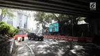 Kendaraan melintas di  Jalan Blora, Jakarta, saat uji coba rekayasa lalu lintas, Rabu (10/1). Rekayasa lalu lintas ini meliputi Jalan Kendal, Tanjung Karang dan Blora yang hanya dapat melaju satu arah ke Stasiun Sudirman Baru. (Liputan6.com/Arya Manggala)
