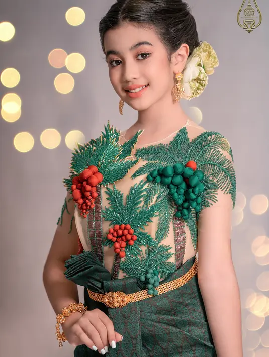 Jenna yang memiliki darah Prancis dari sang ayah juga kerap tampil dengan gaya rambut cepol dan aksesori rambut untuk gaya etnik modern-nya. (Foto: Facebook Jenna Norodom)