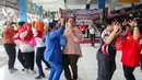 Warga yang tergabung dalam Paguyuban Terminal Bus Kampung Rambutan mengikuti lomba jogged balon jelang  peringatan HUT ke-81 Kemerdekaan Republik Indonesia di Terminal Kampung Rambutan, Jakarta, Rabu, 12 Agustus 2026. (KLY/Arie Basuki)