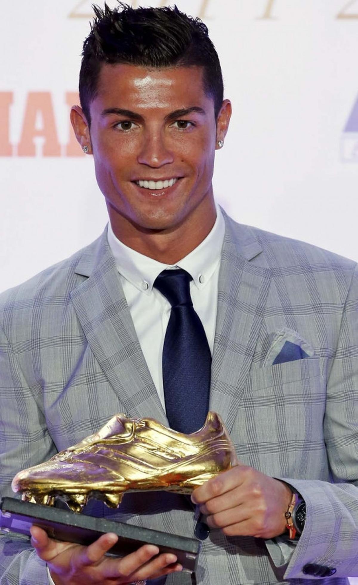 Semringah Cristiano Ronaldo kembali raih sepatu emas