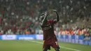 Penyerang Liverpool, Sadio Mane berselebrasi setelah mencetak gol ke gawang Chelsea pada pertandingan Piala Super Eropa 2019  di Besiktas Park, di Istanbul (15/8/2019). Sane mencetak dua gol di pertandinga ini . (AP Photo/Emrah Gurel)
