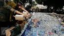 Ribuan botol minuman keras (miras) siap dimusnahkan dengan cara dilindas alat berat di halaman Mapolda DIY, Senin (6/6). Ribuan botol miras itu merupakan barang bukti hasil Operasi Pekat yang digelar sebelum Ramadan. (Liputan6.com/Boy Harjanto)