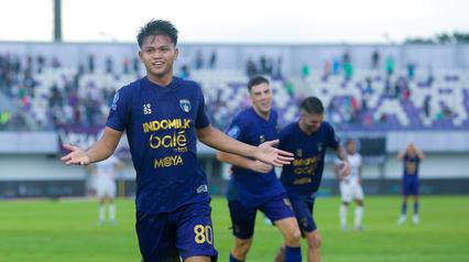 Pemain Persita Tangerang, Hokky Caraka, melakukan selebrasi setelah mencetak gol ke gawang Persik Kediri dalam laga lanjutan BRI Super League 2025/2026 di Stadion Indomilk Arena, Minggu (21/12/2025) sore WIB. (Bola.com/ M Iqbal Ichsan)