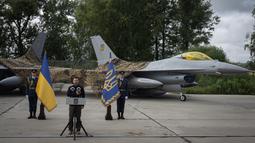 Presiden Ukraina Volodymyr Zelenskyy hari Minggu di lokasi rahasia memamerkan jet tempur F-16 baru yang tiba di Ukraina.  (AP Photo/Efrem Lukatsky)