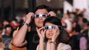 Sepasang muda mudi menggunakan kacamata khusus untuk melihat proses gerhana matahari di sekitar Taman Ismail Marzuki, Jakarta, Rabu (9/3/2016). Di Jakarta, fenomena gerhana matahari 90% bisa diamati selama 2,11 menit. (Liputan6.com/Helmi Fithriansyah)   