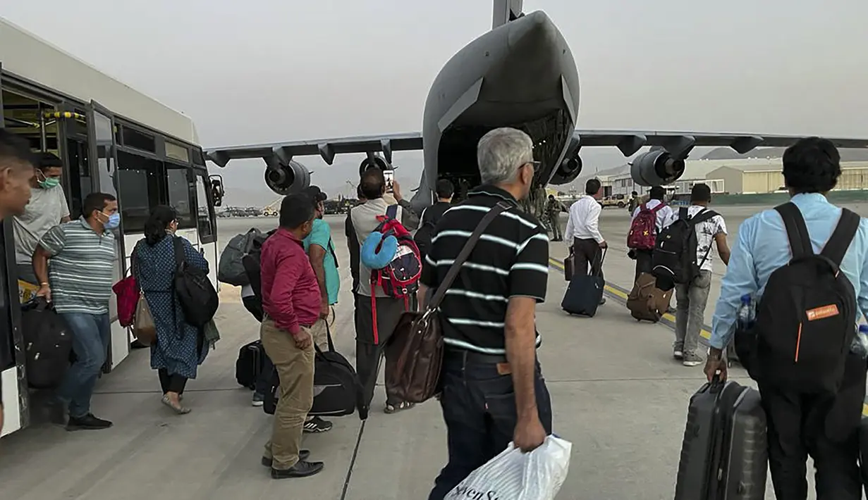 Warga negara India bersiap untuk menaiki pesawat militer India untuk dievakuasi setelah pengambilalihan Afghanistan oleh pejuang Taliban di bandara di Kabul (17/8/2021). India mengevakuasi lebih dari 170 warganya dari Kabul pada Selasa, termasuk Duta Besar India untuk Afghanistan. (AFP Photo)